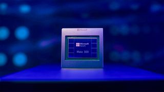 Der neue KI-Chip Maia 300 soll künftig eine zentrale Rolle beim Betrieb der KI-Dienste von Microsoft spielen. (Bild: Microsoft)