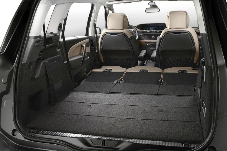 Der Innenraum als Loft: Mit klarem und schlichtem Design will Citroën an ein Loft erinnern. Dazu sollen auch die serienmäßige Weitwinkel-Panorama-Frontscheibe und das große Panoramaglasdach beitragen. Beide zusammen schaffen laut Fahrzeughersteller ein natürliches Licht im Innenraum, das zur Entspannung einlädt. (Foto: Citroën)