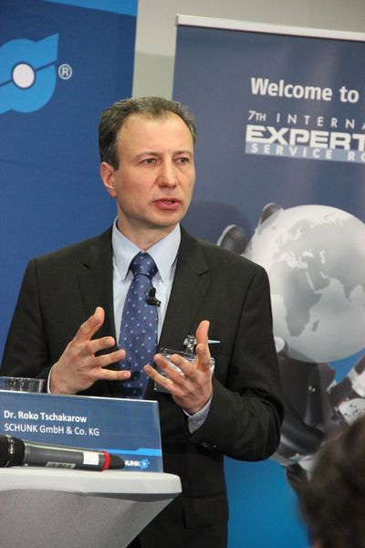 „Wir benötigen Systemintegratoren, die die Sprache der künftigen Anwender sprechen”, sagte Dr. Roko Tschakarow, Bereichsleiter mobile Greifsysteme bei Schunk. (Bild: Kroh)