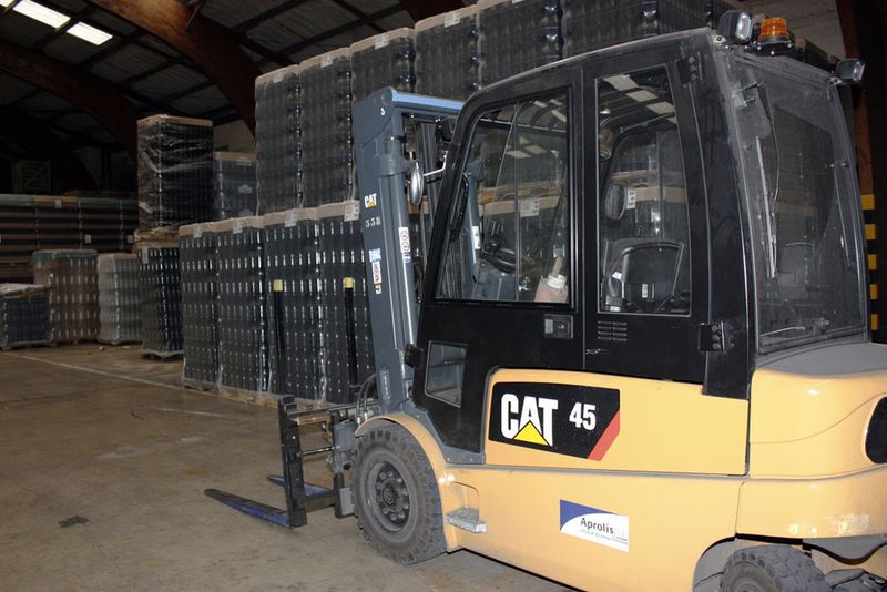 Für den innerbetrieblichen Transport setzt Moët & Chandon etwa 90 Elektro-Gegengewichtsstapler der Marke Caterpillar ein, die aktuell mit dem Continental-Industriereifen SC20 bereift sind. Bild: Continental (Archiv: Vogel Business Media)