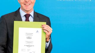 Axel Weiss, Marketingleiter Dispersionen für industrielle Klebstoffe in Europa bei BASF, zeigt das Zertifikat von TÜV Rheinland. Das Prüfinstitut bestätigte die Ergebnisse der Ökoeffizienzanalyse. (BASF)
