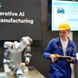 HPE hat sich mit Aleph Alpha, einem deutschen KI-Entwickler zusammengetan, um Arbeiter in einer Fabrik zu unterstützen. Der KI-Assistent kann beim Betrieb fragen rund um die Maschinen beantworten und dabei auf die richtigen Stellen im Handbuch verweisen. Die KI erkennt auch Bilder und kann diese korrekt zuordnen und erklären. Die Entwickler betonen dabei, dass es sich um ein deutsches Modell nach europäischen Standards handelt. Anwender können immer nachvollziehen, woher die Antwort der KI kommt. (Bild:  Sandro Kipar/VCG)