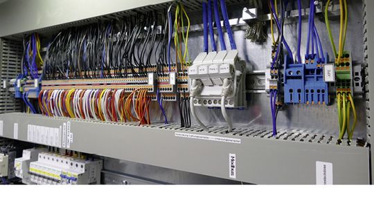 (Gute Kontakte: alles verbunden im Schaltschrank. Bild: Stransky GmbH)