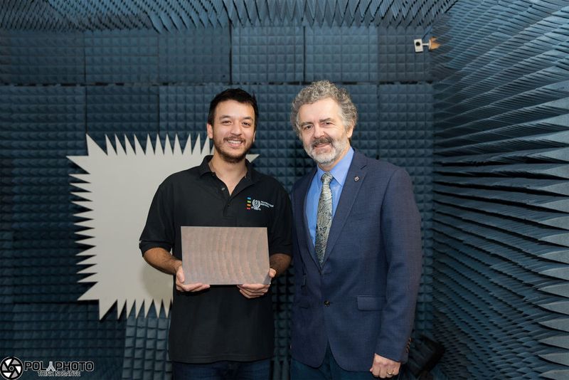 Didier Goulet-Tran, Gewinner der Altair Feko Student Competition 2018, mit seinem Betreuer Professor Jean-Jacques Laurin. (Altair)