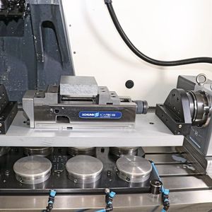 Der pL Lehmann CNC-Drehtisch EA520 lässt sich mit einer Spannbrücke roto Fix ergänzen, die wiederum mit verschiedenen Spannmitteln ausgestattet sein kann.(Bild:  pL Lehmann)