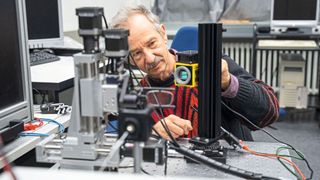 Prof. Dr. Friedrich Fleischmann bei der Arbeit an einem Messgerät im Institut für Mikroelektronik, Mikromechanik und Mikrooptik (I3m) der HSB. Dank des neuen Patents gelingen optische Analysen und Formmessungen an optischen Komponenten jetzt schneller, kompakter und zuverlässiger. Aktuell arbeitet das i3m unter anderem daran, die optische Wirkung von Gleitsichtbrillen so zu bestimmen, wie sie im Alltag tatsächlich genutzt werden – und nicht nur an normierten Messpunkten. (Bild: HSB - Louisa Windbrake)