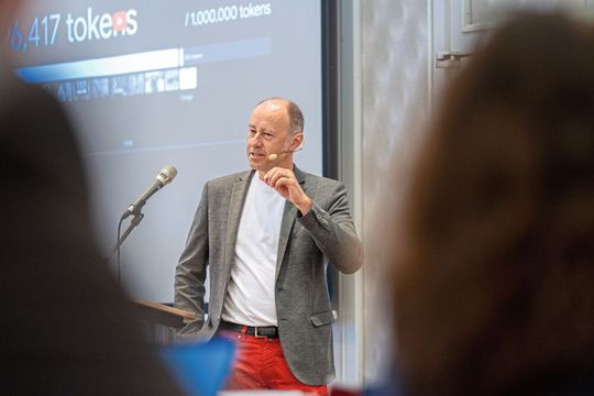 Gerhard Keller, Head of Manufacturing Industry & Auto Germany bei Google Cloud, beim Smart Factory Day 2024. Er spricht wieder beim Event im Mai, gemeinsam mit Referenten von unter anderem BMW, Audi, Mercedes-Benz, Capgemini, Ifm, Shyftplan und Transition Technologies.(Bild:  Dominik Böhm - Fotokumpel)