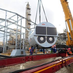 Getec versorgt Radici Chimica in Elsteraue mit einem neuen Industriekraftwerk: Anlieferung eines Kessels.