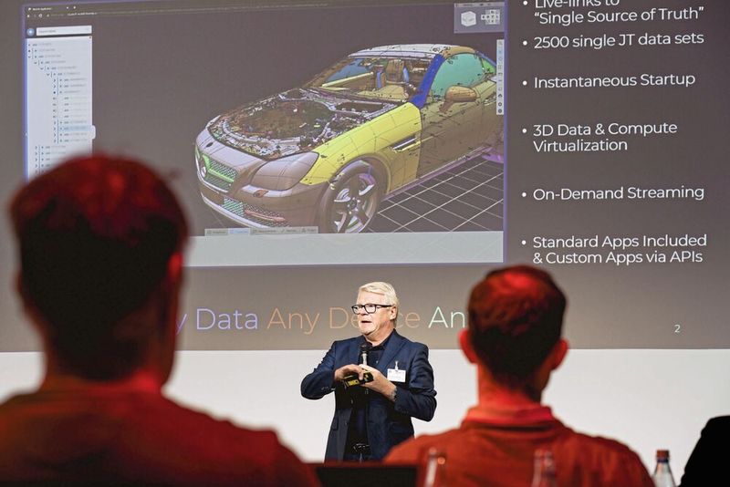 Thomas Bartel von Threedy zeigte, was alles mit Echtzeit-3D-Daten möglich ist. (Bild: Stefan Bausewein)