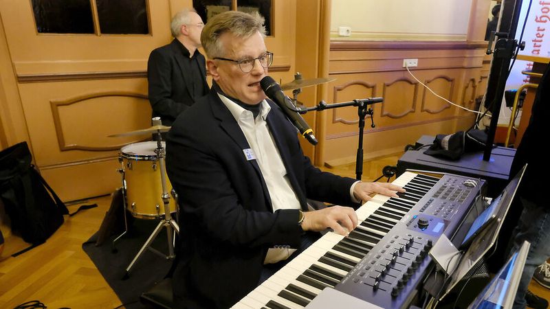Nicht nur im Innungsvorstand tätig – Rainer Äckerle unterhält gekonnt am Keyboard. (Bild: Zietz - VCG)