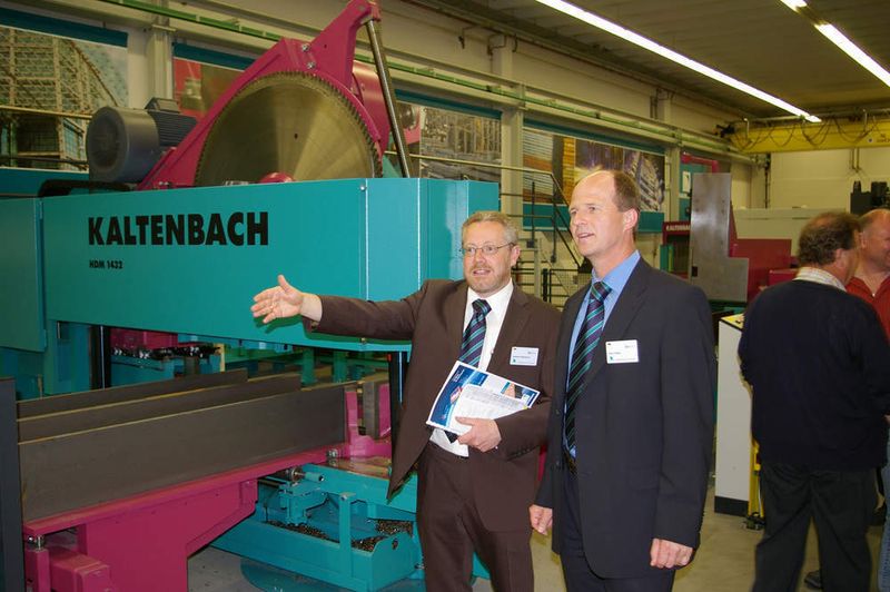 Geschäftsführer Valentin Kaltenbach (links) und Vertriebsleiter Jörg Tetling erklären das Automatisierungskonzept im Technologiezentrum.  Bild: Kroh (Archiv: Vogel Business Media)