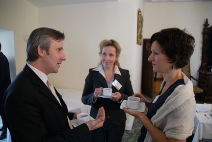 Nathaniel Stott, Specialist SEO bei Codes Webalytics, in einer intensiven Diskussion mit Eva Caspary, Managing Director bei Insight Europe (Archiv: Vogel Business Media)