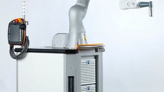 Mit dem Kuka Flex Fellow lassen sich ergonomisch ungünstige, manuelle Tätigkeiten wirtschaftlich automatisieren. Die ortsflexible Robotereinheit ist skalierbar und je nach Bedarf flexibel einsetzbar, ohne die bestehende Anlage zu verändern. Um manuelle Schraubprozesse schnell und einfach zu automatisieren, bietet Kuka passende, MRK-fähige Schrauber. Im Bild: Flex Fellow mit Schrauber der A/B-Klasse (für höhere Sicherheitsanforderungen). (Kuka)