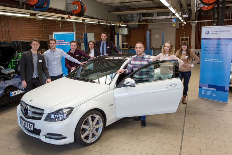 Beim Finale des Leistungswettbewerbs der Automobilkaufleute waren acht Teilnehmer und Teilnehmerinnen in Koblenz angetreten. (Klaus Herzmann)