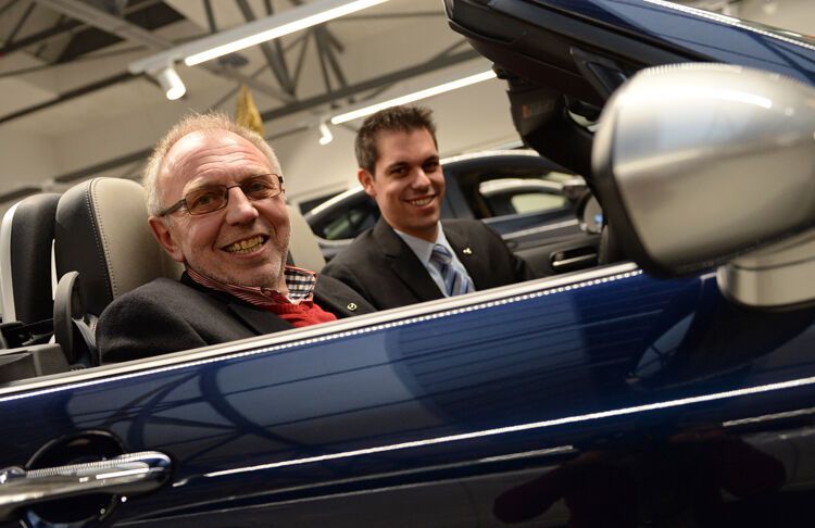 Werner Böttcher, Mazda-Markenbeauftragter im Autohaus Häusler (li.), mit Felix Gebhart, Leiter der Händlernetzentwicklung bei Mazda Motors Deutschland. (Foto: Gebert)
