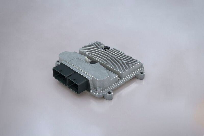 Sensor-Technik Wiedemann (STW) präsentiert zur SPS IPC Drives 2017 den ersten Vertreter seiner vierten Generation von Steuerungen für mobile Anwendungen. Die ESX-4CS-GW soll als frei programmierbares Kommunikationsgateway durch eine neue Prozessorarchitektur überzeugen und wird durch die STW-Entwicklungsumgebung openSYDE unterstützt. Als Kommunikationsgateway bietet die ESX-4CS-GW neben 6 CAN-Schnittstellen einen 4-Port-Ethernetswitch eine LIN- und eine RS232-Schnittstelle. Mit zusätzlich 14 analogen und digitalen Ein- und Ausgängen in der Standardkonfiguration kann die frei programmierbare ESX-4CS-GW zusätzlich kleine Aufgaben des Sensor-Aktor-Managements übernehmen.  Sensor-Technik Wiedemann auf der SPS IPC Drives: Halle 7, Stand 150 (Sensor-Technik Wiedemann)