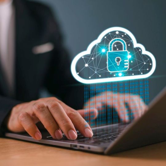 Microsoft Intune ermöglicht die zentrale Steuerung von Secure-Boot-Zertifikatupdates und bindet sicherheitskritische Firmware-Updates in bestehende Windows-Update-Prozesse ein.(Bild: ©  MT.PHOTOSTOCK - stock.adobe.com)