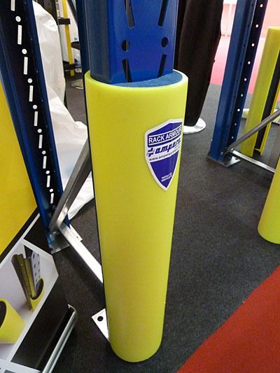Der Regalanfahrschutz „Rack Armour” von Ampere Systems verhindert Schaden am Regal, indem es die Kraft beim Aufprall absorbiert. (Archiv: Vogel Business Media)