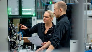 Elektronikprojekte neu denken: Heutzutage, in einem zunehmend raueren Geschäftsumfeld, können Interdisziplinarität und echte Nähe zu Erfolgsfaktoren darstellen. (Bild: FSM AG)