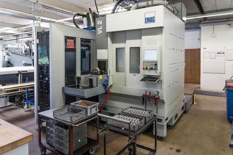 Der kompakte vertikale Aufbau der VL 2 von Emag wird durch das ebenso kompakte Automationssystem von HandlingTech ergänzt und erlaubt den Einsatz auf kleinstem Raum. (Bild: Schneto)