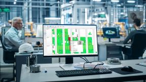 proMExS bildet Realität in der Fertigung ab: Die Planungsoberfläche zeigt farbcodierte Gantt‑Balken für Maschinen-, Personal‑ und Materialverfügbarkeit. (Bild: Bildkomposition iStock-1352825073 + Sack EDV-Systeme)