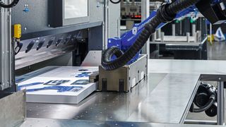 Der Roboter ist mit einem von Baumann speziell für die Papierverarbeitung entwickelten 
Greifersystem ausgestattet.  (Bild: Independent light gmbh)