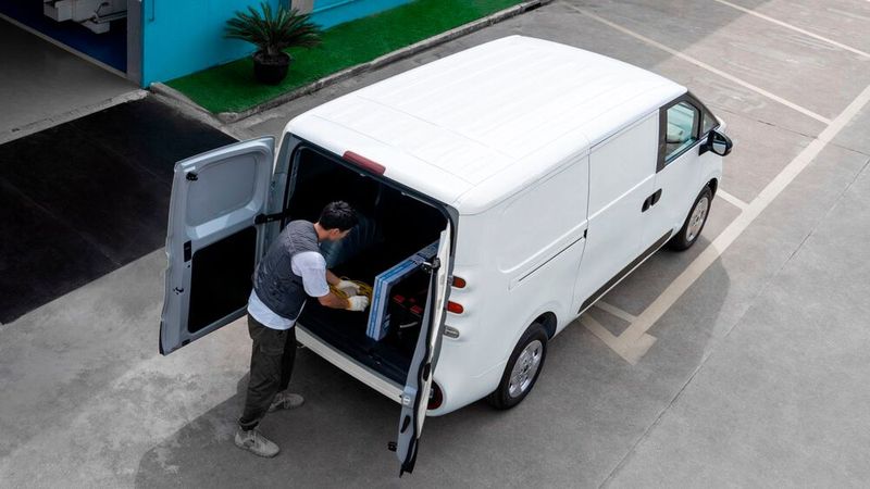 Neben den beiden Heckklappen bietet der E-Deliver 5 noch zwei seitliche Schiebetüren. (Bild: Maxus)