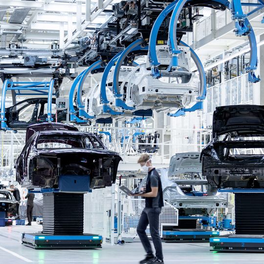 Maximale Flexibilität: In der Factory 56 von Mercedes-Benz in Sindelfingen bringen mehr als 400 fahrerlose Transportfahrzeuge (FTF) Antriebe, Karosserien und weiter Fahrzeugteile an ihren Bestimmungsort.(Bild:  Mercedes-Benz)