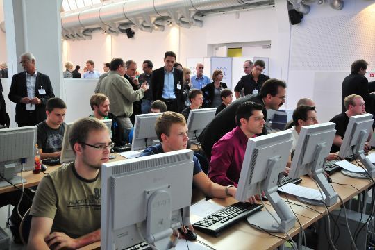 Die Teilnehmer konnten den Azubis dabei über die Schulter schauen. (Archiv: Vogel Business Media)