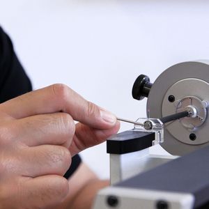 Fix-Assist mit Sternadapter beim Fixieren des Tastersystems.