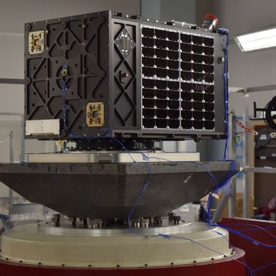 Vyoma's Flamingo-1 satellite, during the end-to-end testing campaign on ground. (Bild:Vyoma)