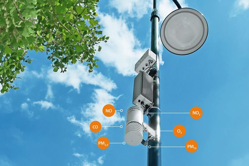 Die massgeschneiderte AC/DC-USV-Lösung UPSI-2406IP-38AC von Bicker Elektronik gewährleistet die zuverlässige 24/7-Stromversorgung der Umweltsensorik von Vaisala mit 24VDC. Das Outdoor-USV-System mit besonders langlebiger LiFePO4-Batterietechnologie wird während der Nachtstunden aus dem AC-Netzanschluss der Strassenlaterne gespeist.  (Bild: Bicker Elektronik/Vaisala/Adobe Stock Tobias Arhelger)