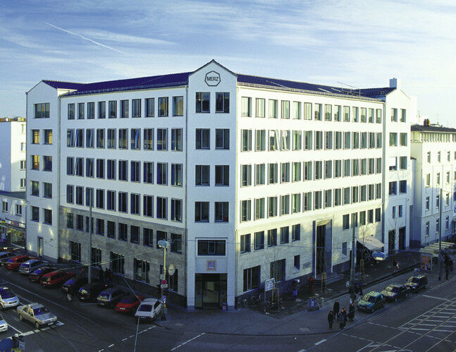 Die Konzernzentrale der Merz Pharma GmbH & Co. KGaA im Nordend in Frankfurt. Das Unternehmen hat sein in der Merz Dental gebündeltes Zahntechnikgeschäft an die japanische Shofu Inc. abgegeben.
 (Merz)
