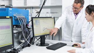 Mit einer ganz speziellen Kombination aus Kathode und Elektrolyt wollen Forschende am HIU in Ulm und am KIT in Karlsruhe Lithium-Metall-Batterien entwickeln, deren Energiedichte rekordverdächtige 560 Wattstunden pro Kilogramm erreicht. (A. Bramsiepe / KIT)