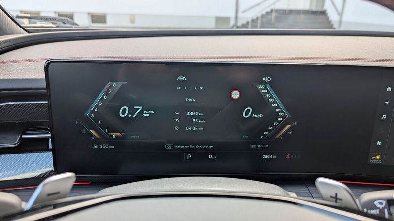 Die Gestaltung der Instrumentengrafiken erinnert sehr an die aktuellen BMW-Modelle. Das ist im Normalfall ein gutes Vorbild – hier allerdings nicht. (Bild: Rosenow – VCG)