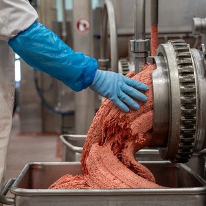 OSI Food Solutions produziert in Günzburg Tiefkühl-Pattys für große Fast-Food-Ketten. Auf der 10-bar-Linie verarbeitet das Unternehmen rund 9000 Kilogramm Rindfleisch pro Stunde. (Bild:  Atlas Copco)