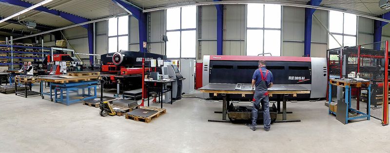 Die den Abkantpressen gegenüberliegende Hallenseite zeigt Links eine schon ältere Stanzmaschine, eine Amada Pega 367, daneben eine Revolverstanzmaschine EMZ 3510 NT sowie die seit Januar 2014 installierte 2-kW-Amada-Faser-Lasermaschine vom Typ FLC-3015 AJ. (Bild: Kuhn)