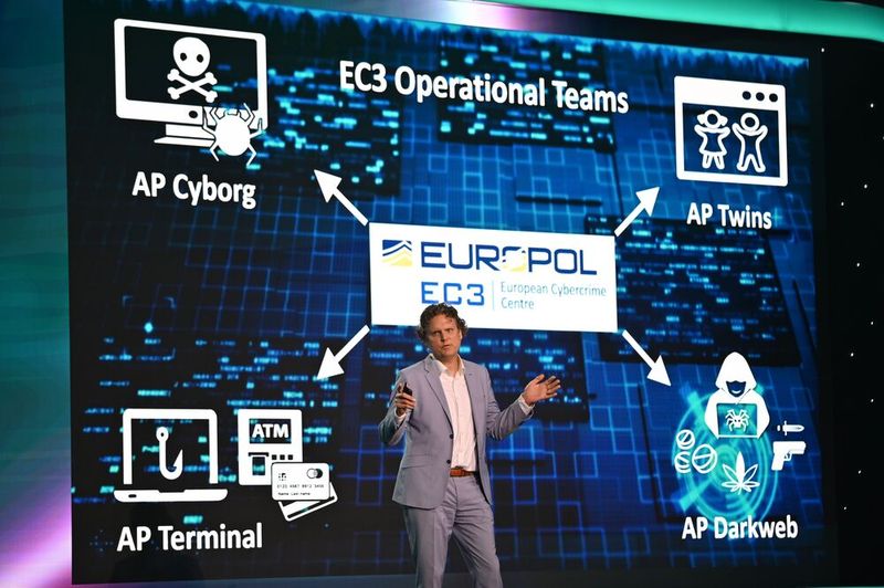 Auch Europol war mit Marijn Schuurbiers, Head of Operations EC3, vertreten. Er heizte dem Raum einmal richtig ein und erklärte die Relevanz von grenzüberschreitender Zusammenarbeit. (Bild: Eset)