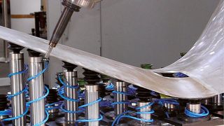 Für Aerospace und andere Branchen ist FSS gedacht, das flexible Spannsystem für wechselnde Freiformflächen. (Bild: Römheld GmbH Friedrichshütte)