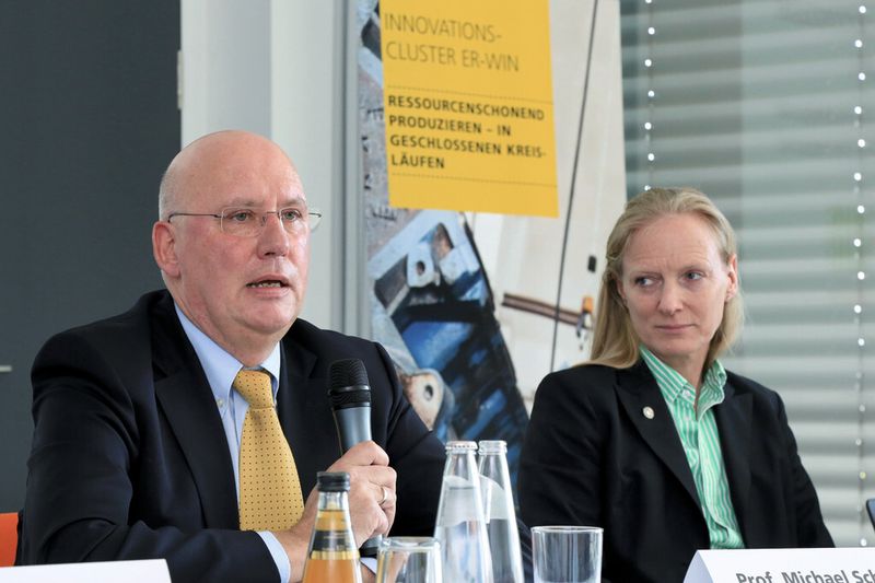 Start des Innovationsclusters: Prof. Michael Schenk, Leiter des IFF, und Prof. Birgitta Wolff, Ministerin für Wissenschaft und Wirtschaft. (Bild: Fraunhofer-IFF/Viktoria Kühne)