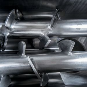 Die Dosierschnecke zerkleinert vorhandene Produktverklumpungen, sodass die Seifennudeln dank glatter Flächen ohne Anhaften dem nachgelagerten Mischbehälter zugeführt werden.(Bild:  J. Engelsmann)