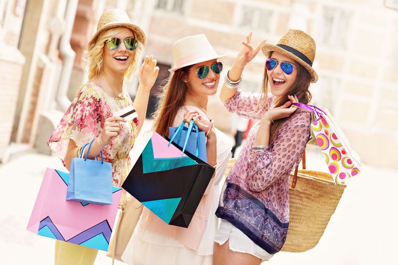 Eset Sicherheits-Tipp 3: Kein Online-Banking und –Shopping im Urlaub: Lieber regionale Händler besuchen, den lokalen Handel stärken und bar bezahlen. Online-Transaktionen sind immer ein Risiko, in unsicheren Netzwerken ein umso größeres.  (© Kalim - Fotolia)