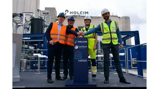 V.l.n.r.: Prof. Oliver Zielinski, Dr. Torsten Brinkmann (Hereon), Lisa Büscher (Holcim Deutschland) und Patrick Schiffmann (Cool Planet Technologies) drücken den „Roten Knopf“ zur Inbetriebnahme der Testanlage. (Bild: Hereon/Rabea Osol)