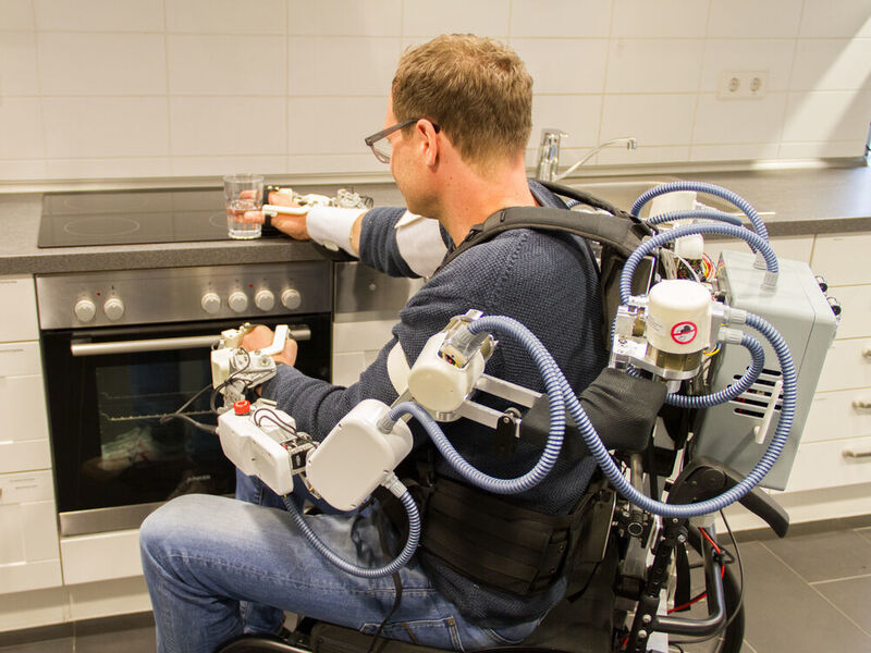 Großes Potential für die Rehabilitationsrobotik: Das im Projekt Recupera REHA entwickelte Oberkörper-Exoskelett ist dank embedded Brain Reading auch durch die Online-Auswertung von EEG-Signalen steuerbar.  (DFKI GmbH)