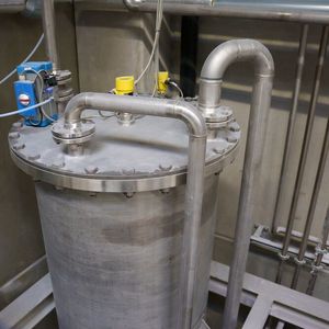 Doppelte Sicherheit: Auf dem Prozessbehälter sorgen ein geführter Radarsensor Vegaflex 81 und ein Vibrationsgrenzschalter Vegaswing 63 für eine exakte Trennschichtmessung und gleichzeitig für zuverlässige Überfüllsicherung.(Bild:  Vega)