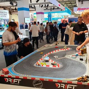 Ein bisschen Spaß muss sein: natürlich mit Autobezug.(Bild:  Schreiner – »kfz-betrieb«)