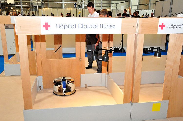 Sie mussten ihren Roboter in einem Krankenhaus verschiedenen Räume anfahren lassen und Medikamente verteilen. (Foto: Schmidt)