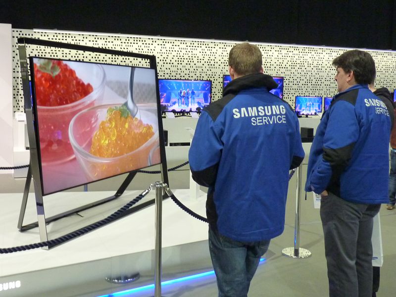 Einen besonderen Platz bekam das künftige Samsung-TV-Highlight – beeindruckend in Qualität, Größe und Gewicht. Ob sich diese beiden Service-Techniker auch darüber Gedanken machen? (Bild: IT-BUSINESS)