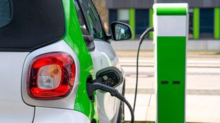 Keine Schnellladesäule in der Nähe? Damit soll schon bald Schluss sein.  (Bild: André Havergo - stock.adobe.com)