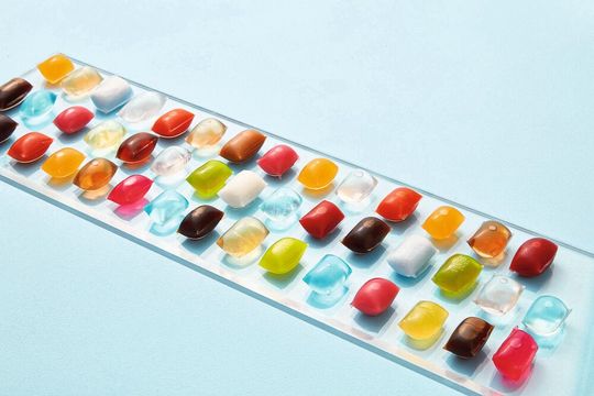 Ob Cocktail, Fruchtsaft, Ketchup oder Salatsoße – in den transparenten und essbaren Beuteln von Notpla sind alle Arten von Flüssigkeiten sicher und nachhaltig verpackt.(Bild:  Notpla, David Lineton)